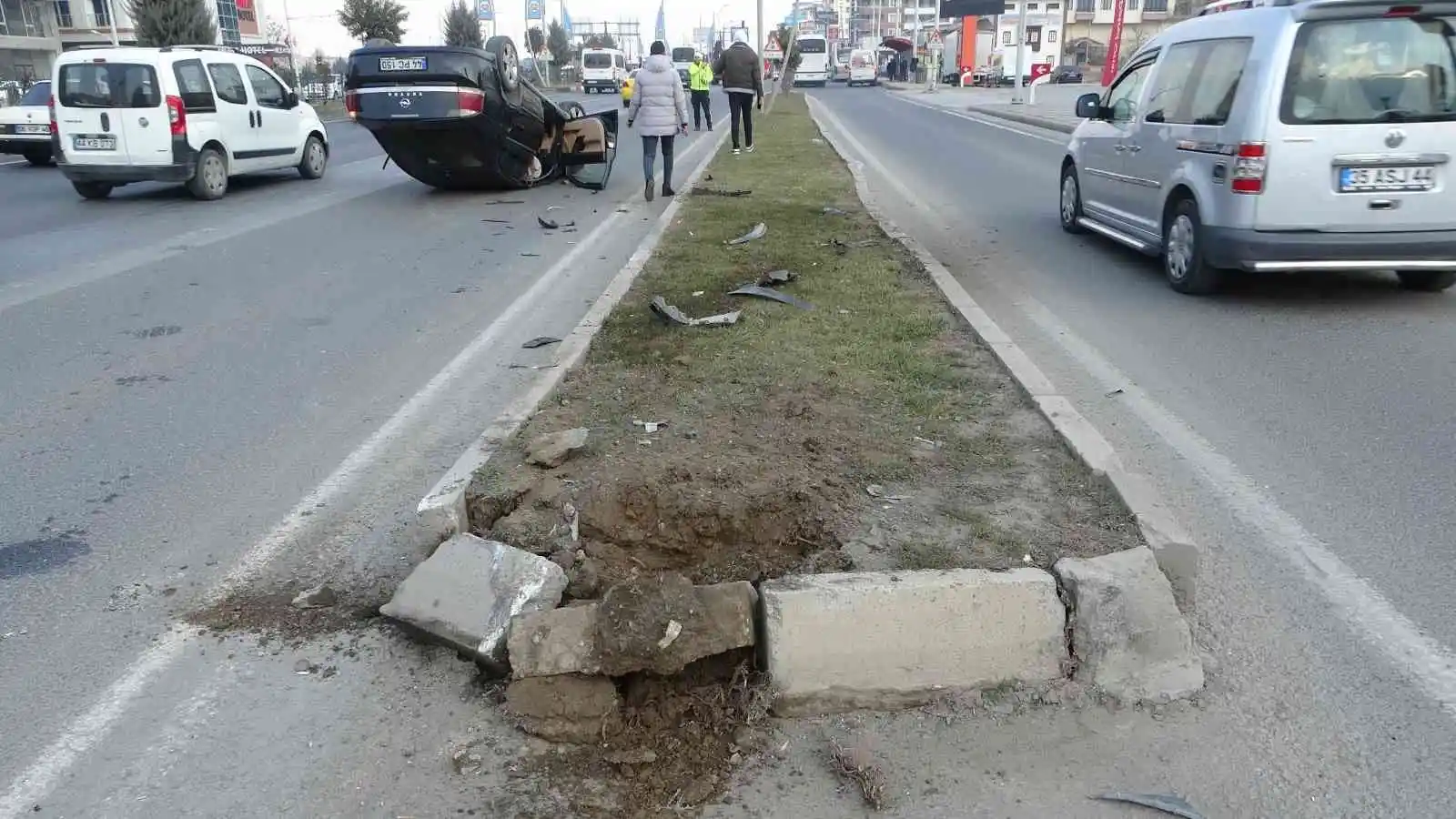 Refüje çarpan otomobil takla attı: 1 yaralı
