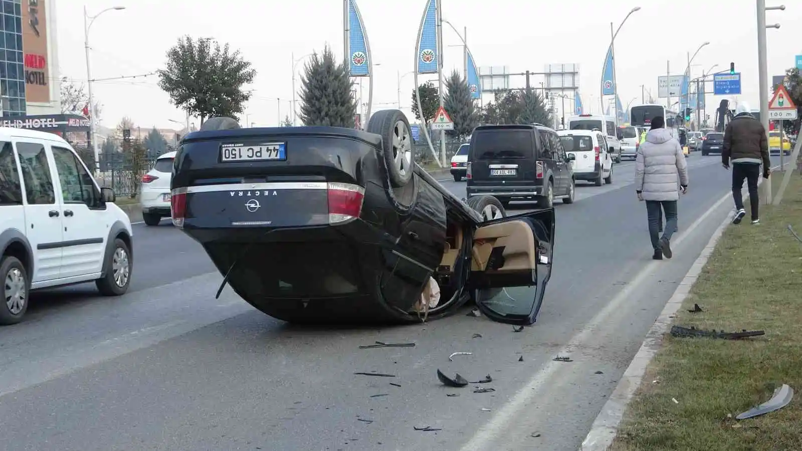 Refüje çarpan otomobil takla attı: 1 yaralı
