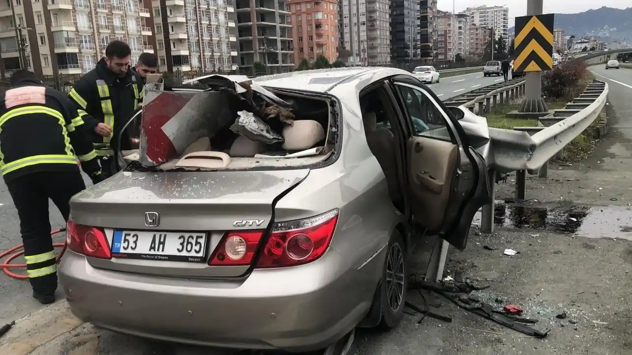 Rize'de feci kaza: Bariyer aracın ön camından girip arka camdan çıktı
