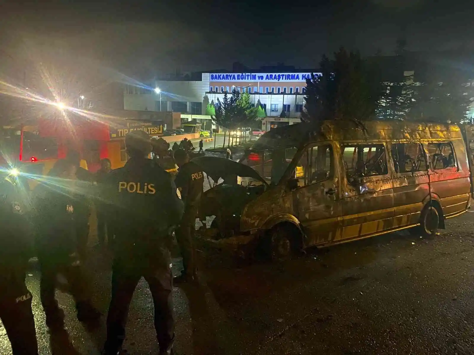 Sakarya'da hastane önünde minibüs alev topuna döndü
