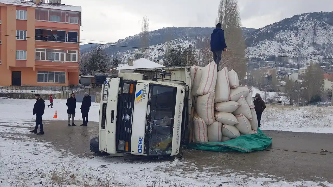 Saman yüklü kamyon devrildi: 1 kişi yaralandı
