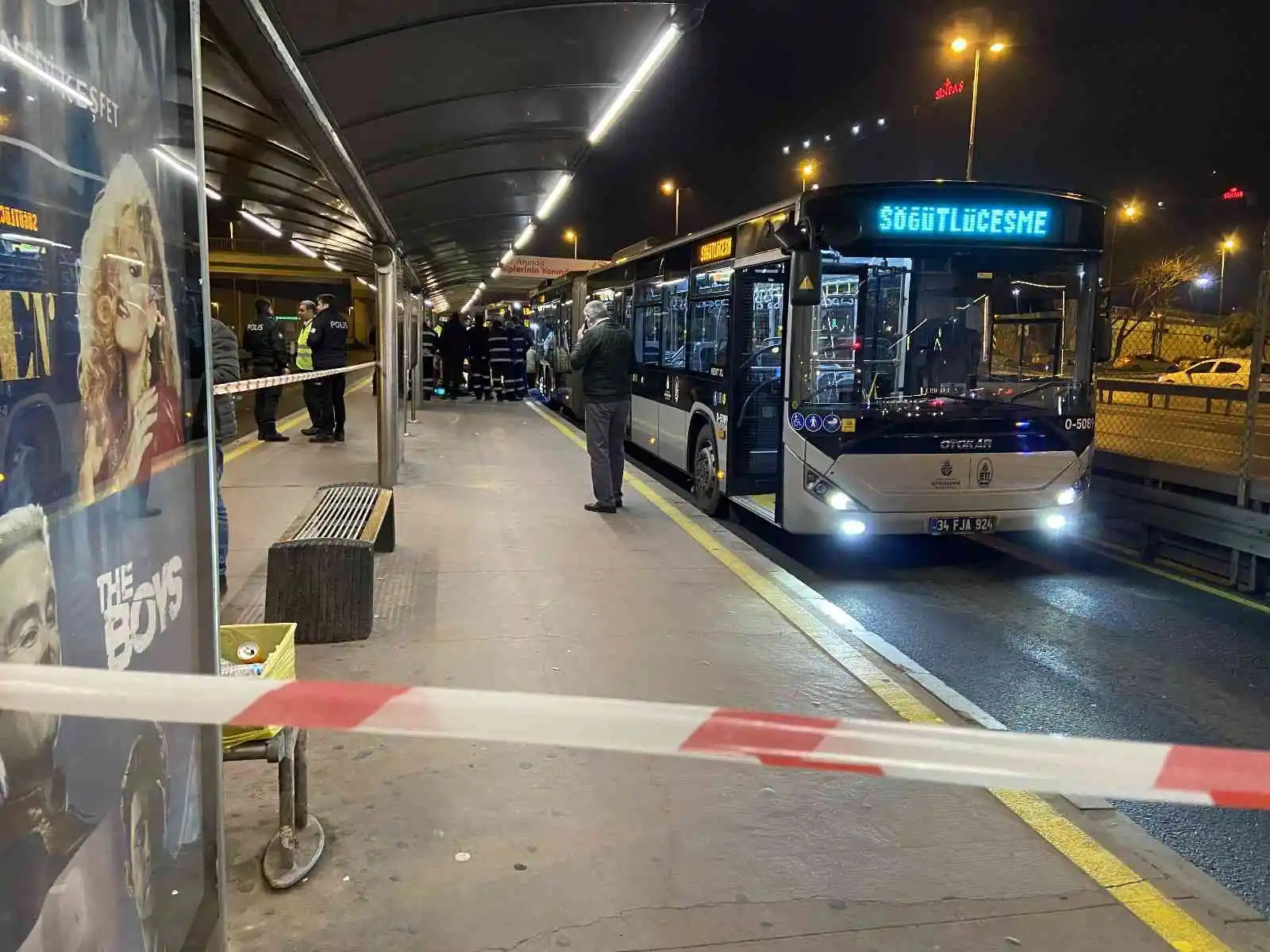 Sefaköy metrobüs durağında metrobüsün altında kalan bir kişi hayatını kaybetti
