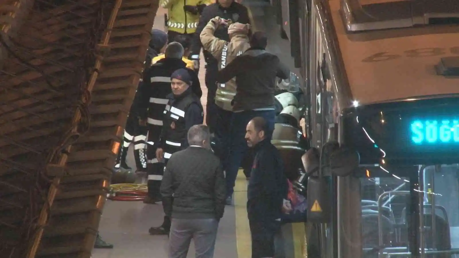 Sefaköy metrobüs durağında metrobüsün altında kalan bir kişi hayatını kaybetti
