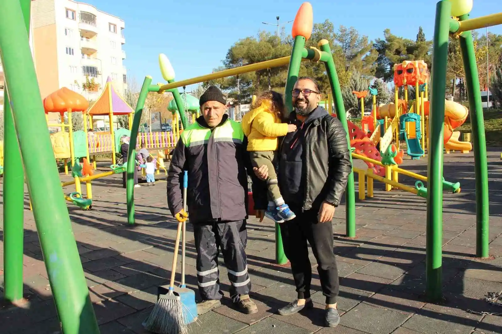 Siirt'te temizlik işçisinin hobisi şaşırttı: Şarkı söylemeden temizlik yapamıyor
