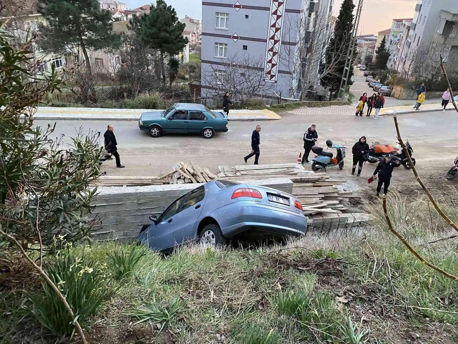 Sinop'ta otomobil boşluğa düştü: 2 yaralı
