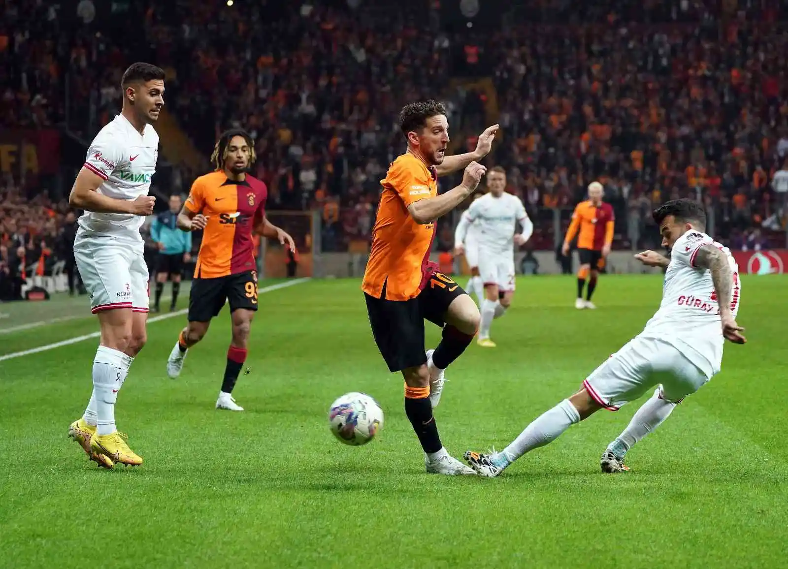 Spor Toto Süper Lig: Galatasaray: 0 - Antalyaspor: 0 (Maç devam ediyor)
