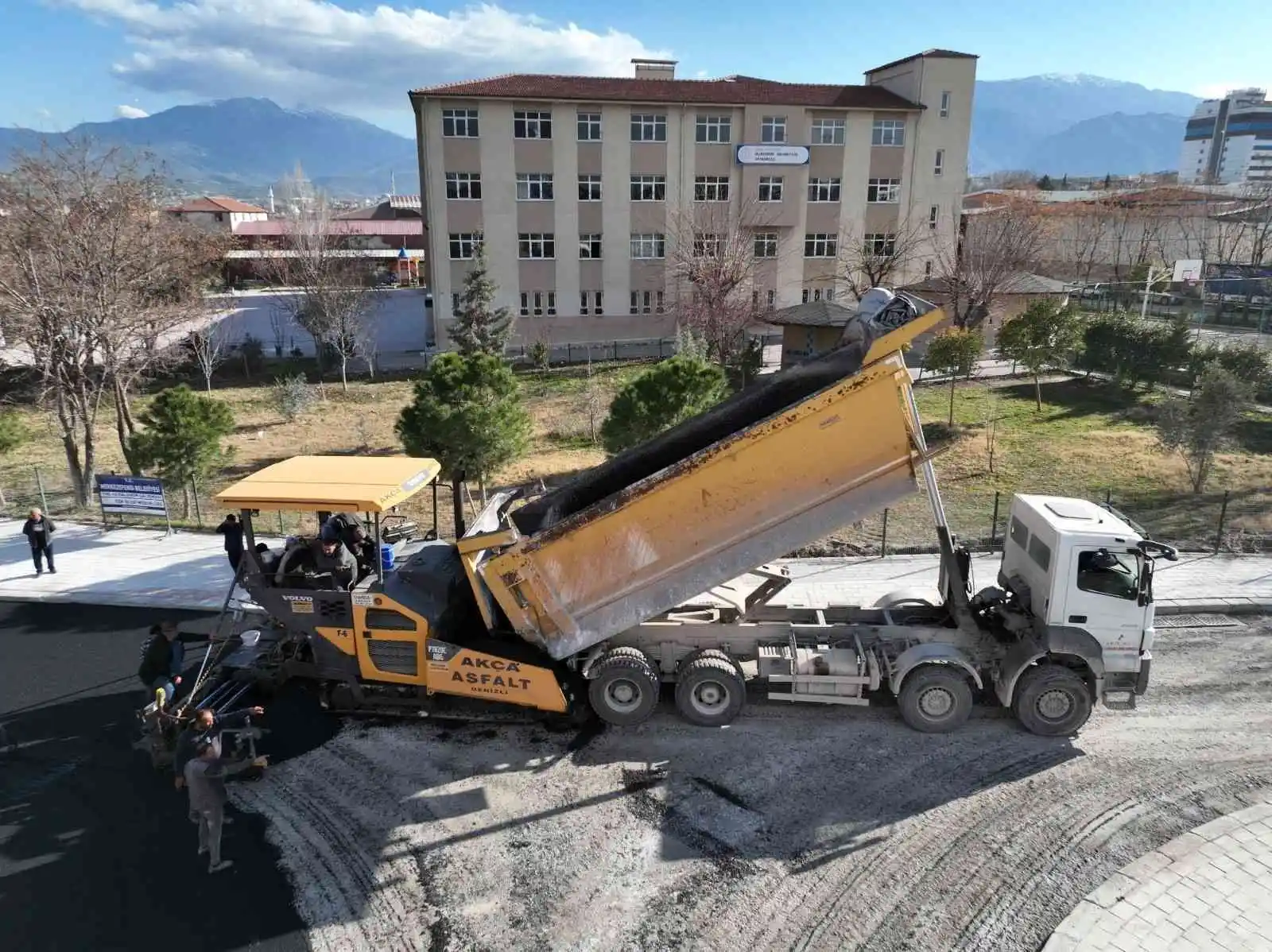 Sümer'de yol ve kaldırım çalışmaları sürüyor
