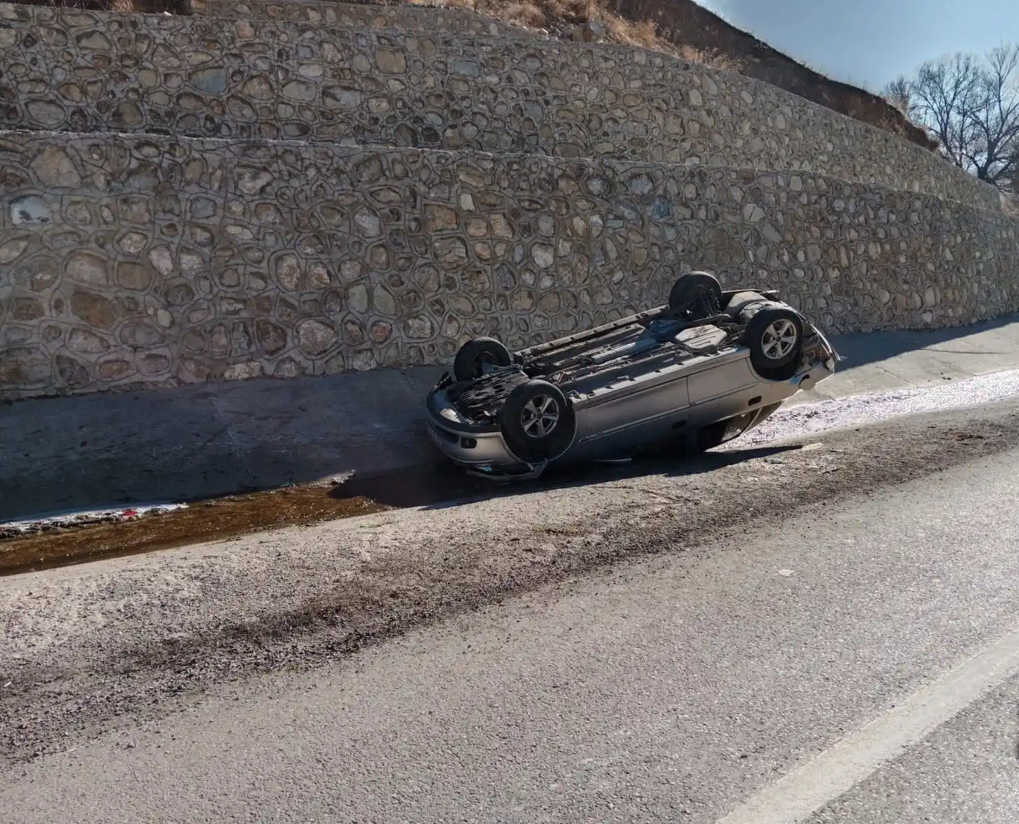 Takla atan otomobilden burnu bile kanamadan kurtuldu
