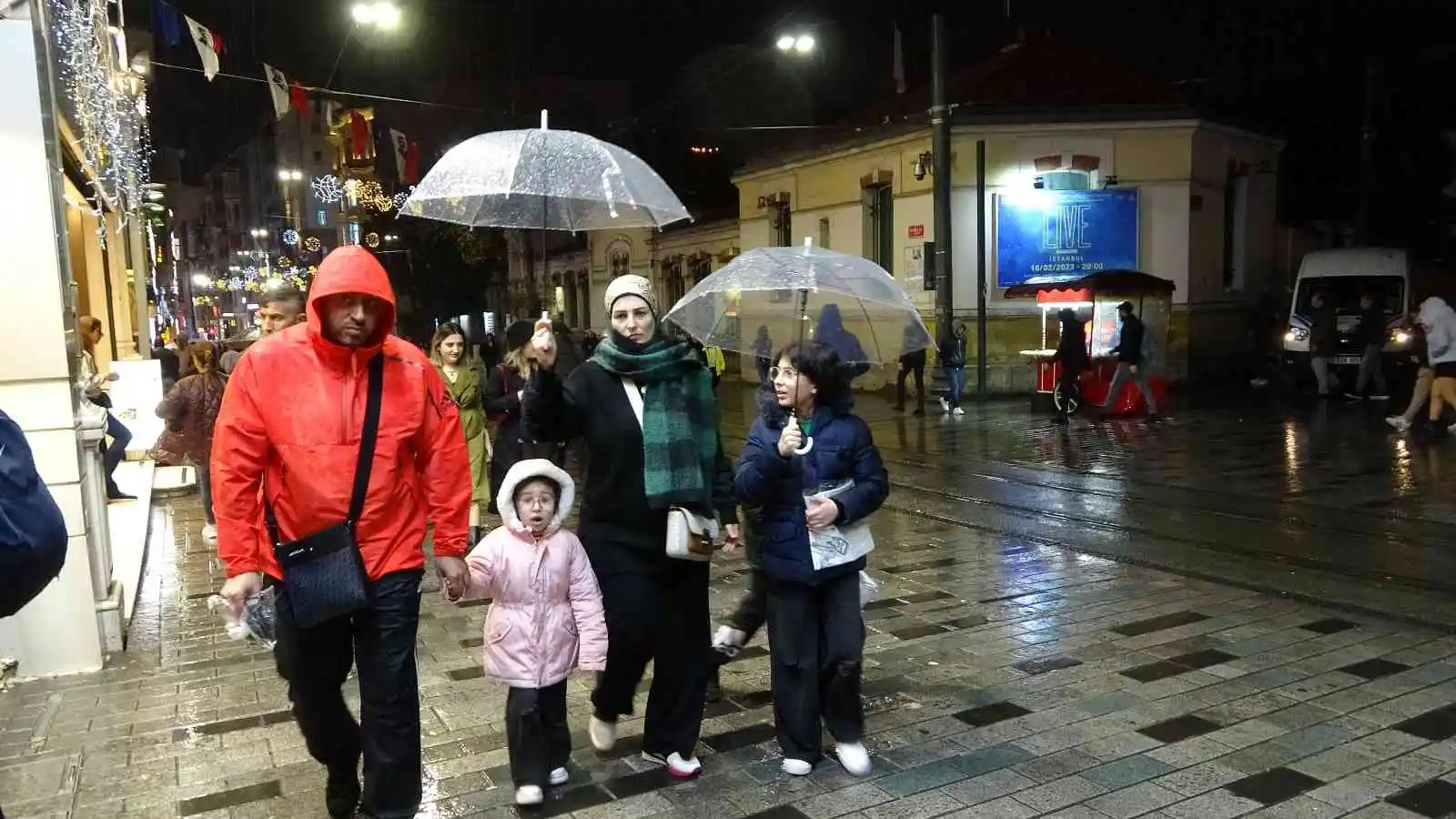 Taksim’e akşam saatlerinde yağmur sürprizi
