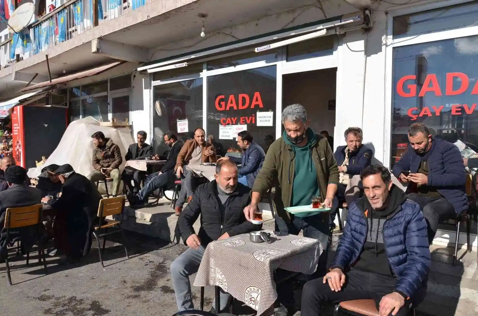 Tercan'da zemheri ayında vatandaşlar güneşli havanın tadını çıkarıyor
