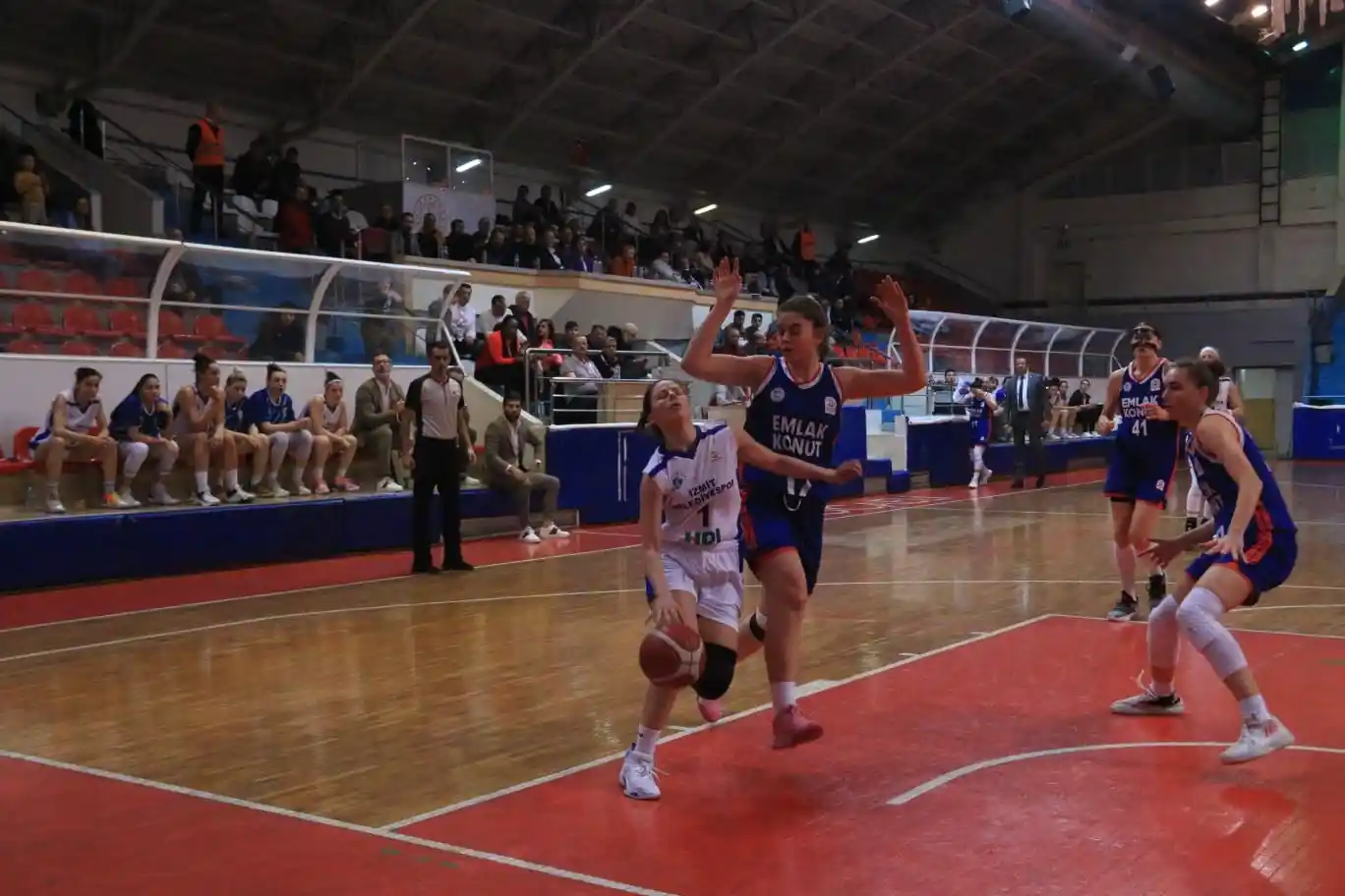 TKBL: İzmit Belediyespor: 93 - Emlak Konut Gelişim: 81
