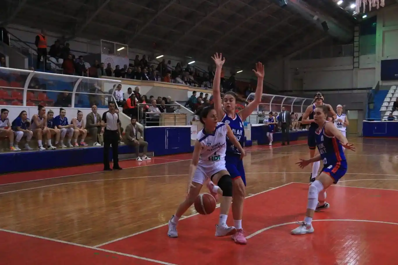 TKBL: İzmit Belediyespor: 93 - Emlak Konut Gelişim: 81
