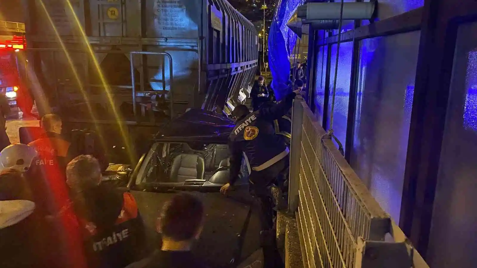 Trenin çarptığı otomobil hurdaya döndü, anne ile oğlu kazadan burnu bile kanamadan kurtuldu