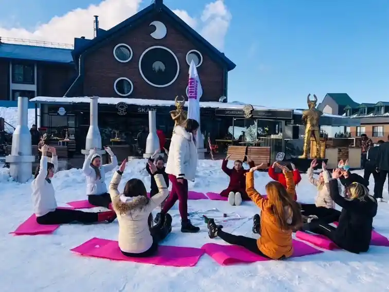 Uludağ'da karların üzerinde yoga yaparak ısınıyorlar
