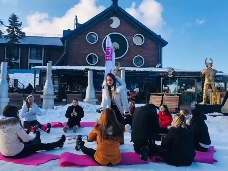 Uludağ’da karların üzerinde yoga yaparak ısınıyorlar
