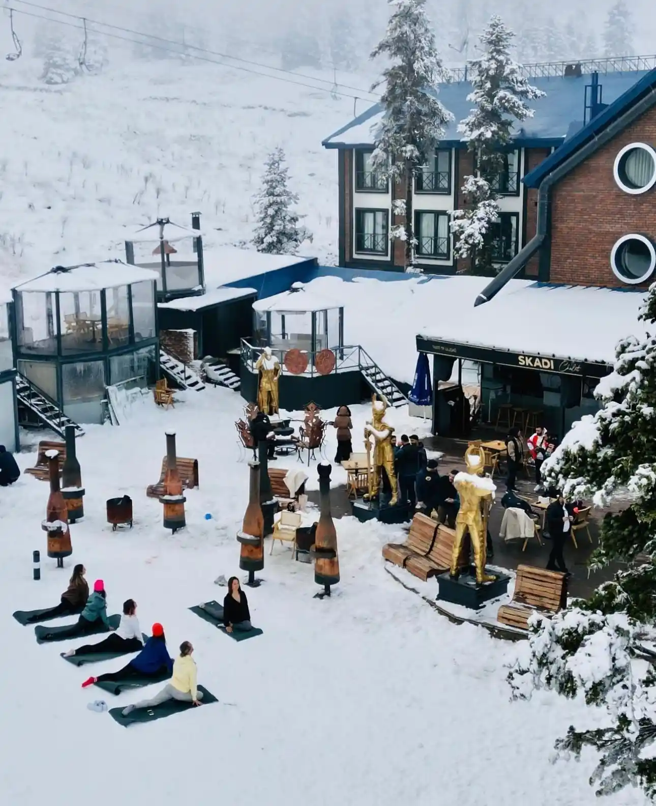 Uludağ’da karların üzerinde yoga yaparak ısınıyorlar
