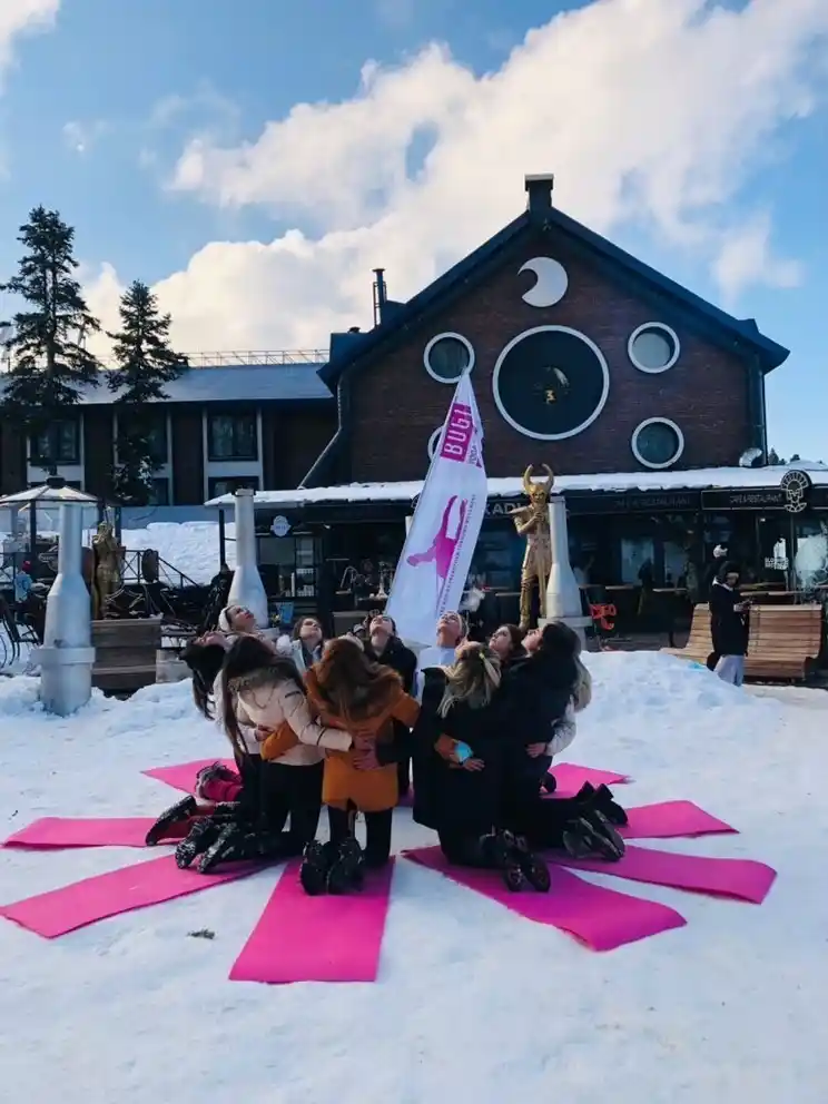 Uludağ’da karların üzerinde yoga yaparak ısınıyorlar
