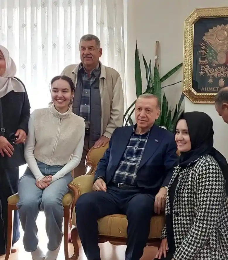 Üniversite öğrencisi Ayşegül’ün davetine icabet eden Erdoğan, Soğancı Ailesi’nin konuğu oldu
