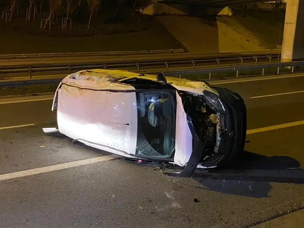 Üsküdar’da kontrolden çıkan araç köprüden bağlantı yoluna düştü: 4 yaralı
