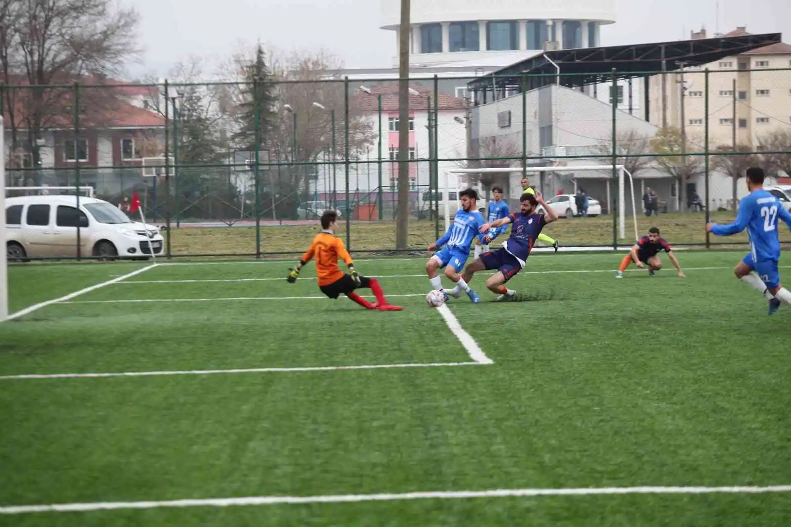 Vefat eden eski kulüp başkanları için sahada ter döktüler
