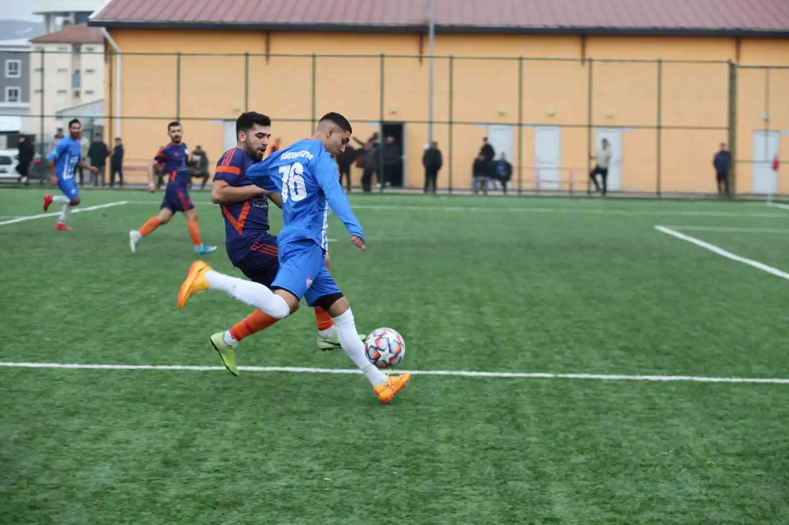 Vefat eden eski kulüp başkanları için sahada ter döktüler
