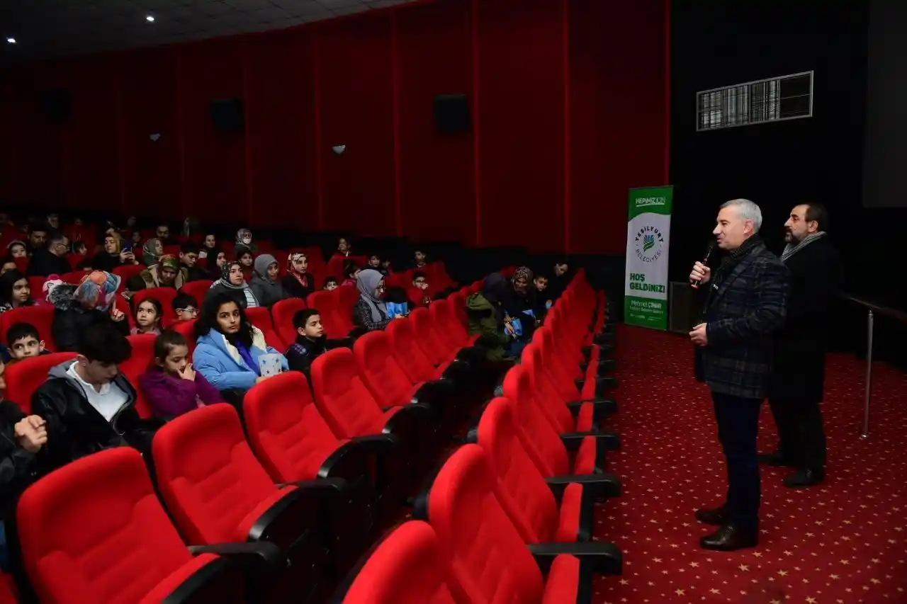 Yeşilyurt'ta yetim ve öksüz çocuklara sinema keyfi
