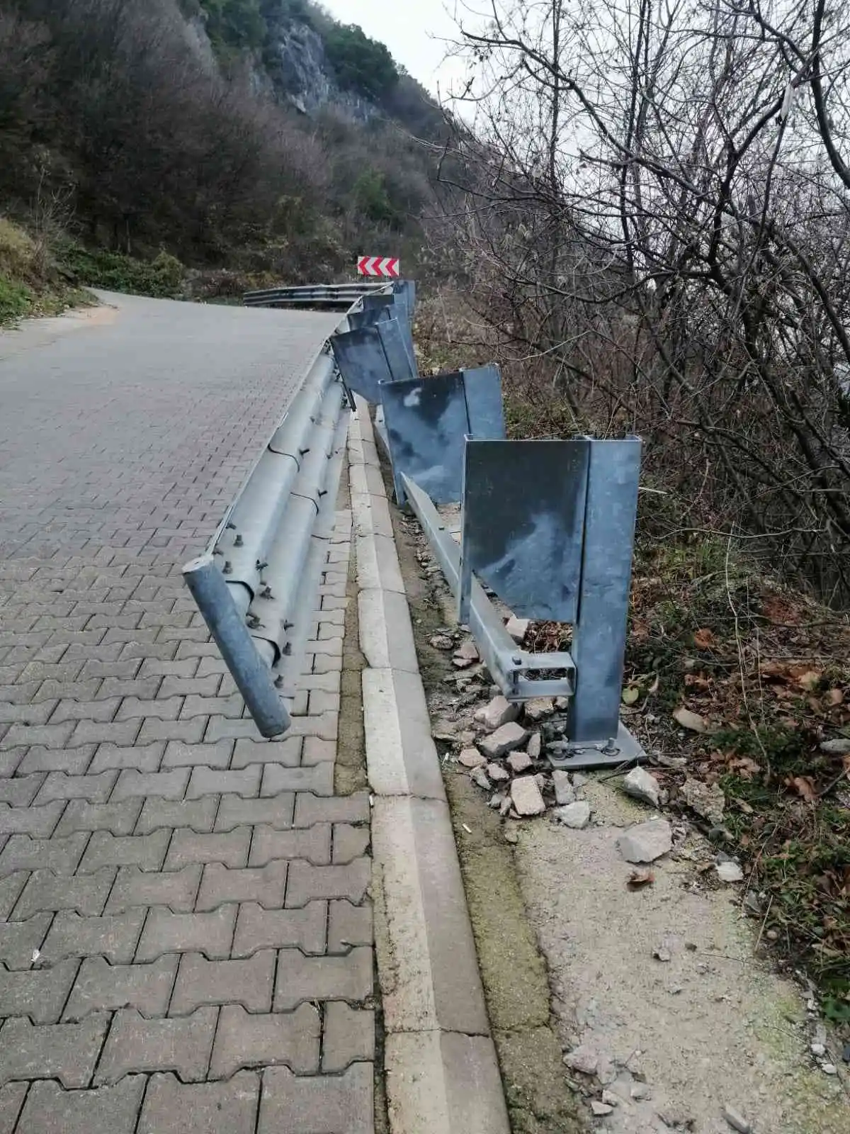 Yok artık...Uçurumun kenarındaki demir bariyerleri çaldılar
