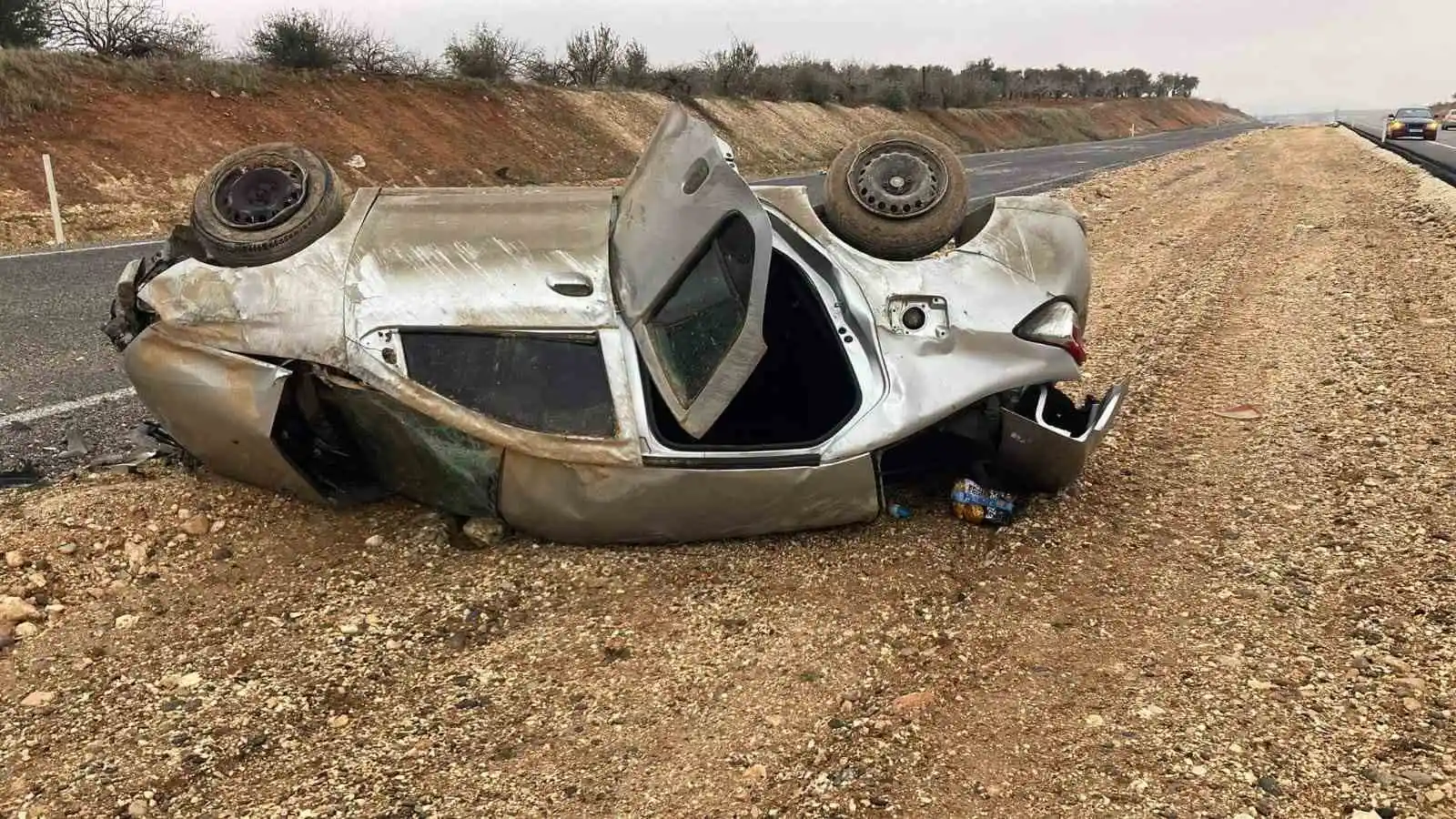 Yolda yatan yaralı ile yardıma gelenler arasında ilginç diyalog
