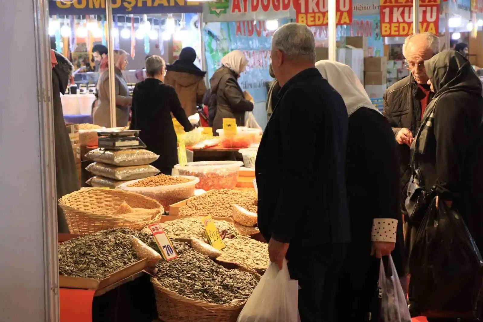 Yöresel ürünler ve hediyelik eşya fuarına yoğun ilgi
