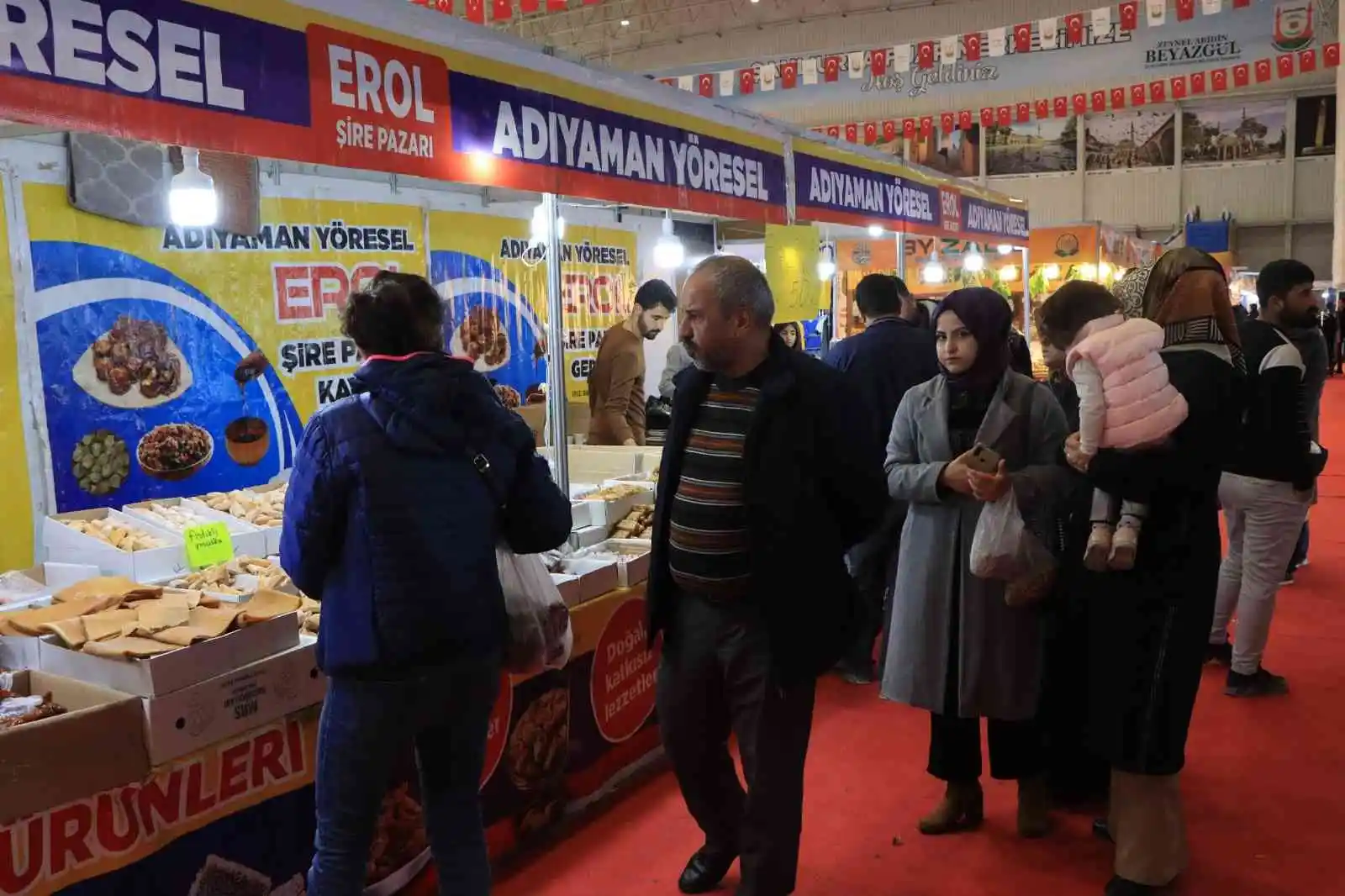 Yöresel ürünler ve hediyelik eşya fuarına yoğun ilgi
