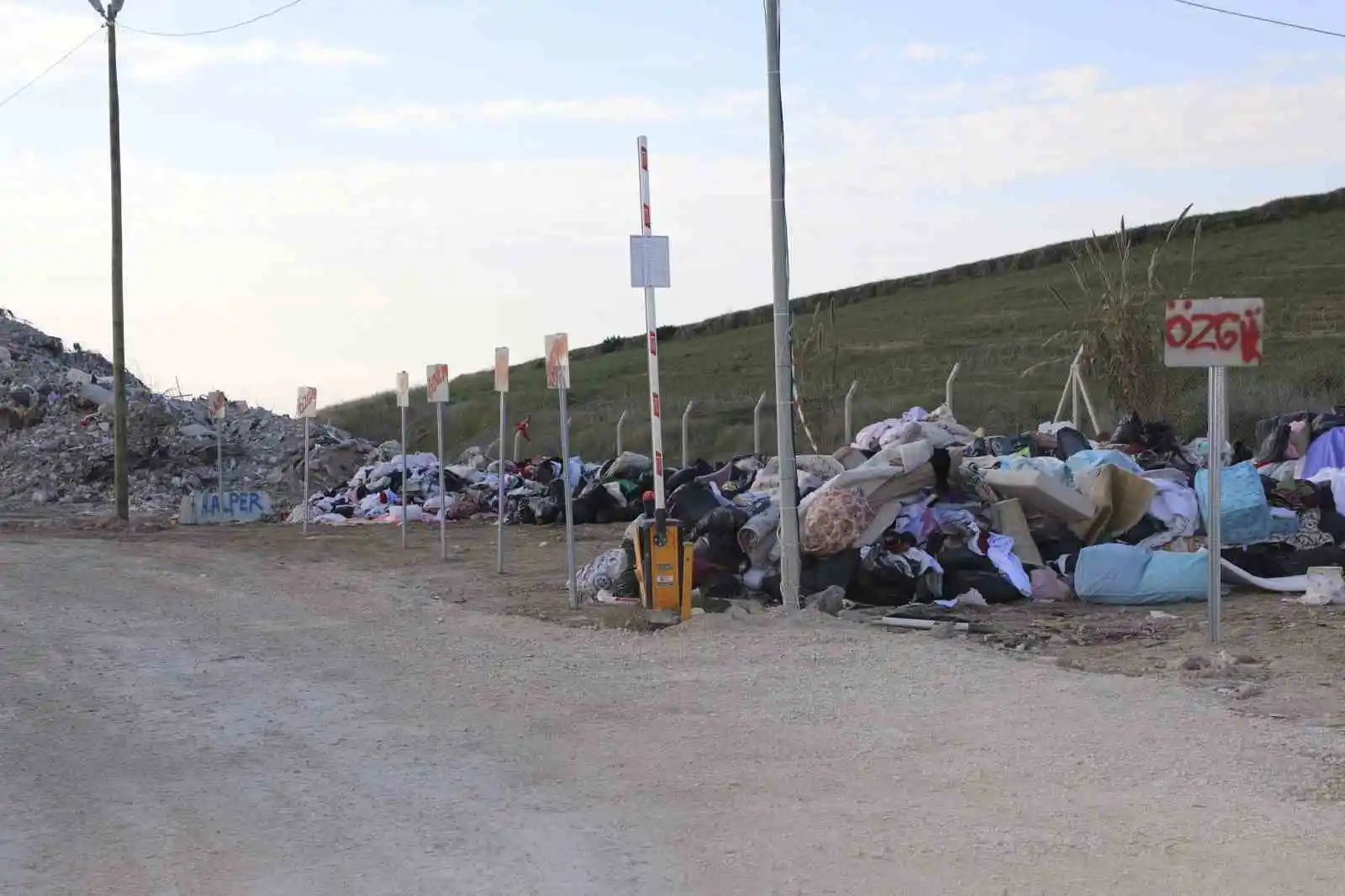 Adana'da çöken binaların molozları eşyalarıyla birlikte korunuyor
