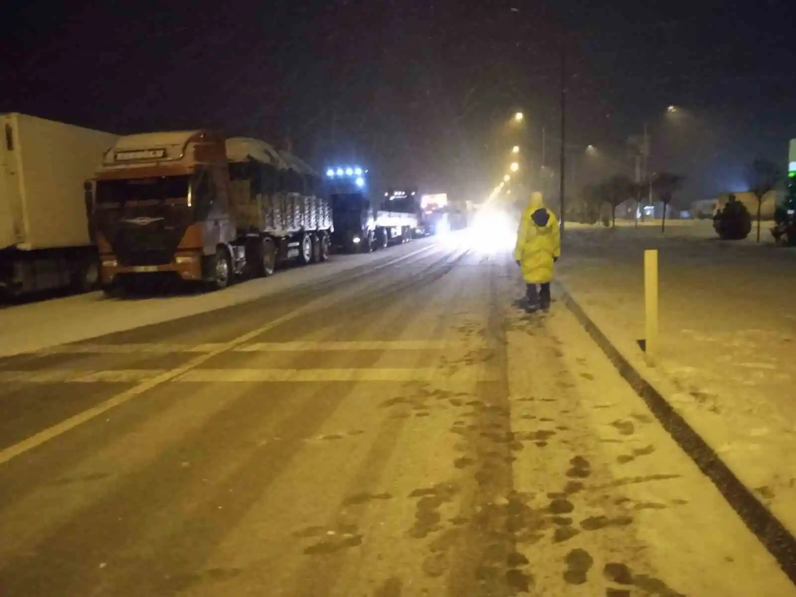 Afyonkarahisar-Antalya Kara Yolu yoğun kar yağışı nedeniyle tır geçişine kapatıldı
