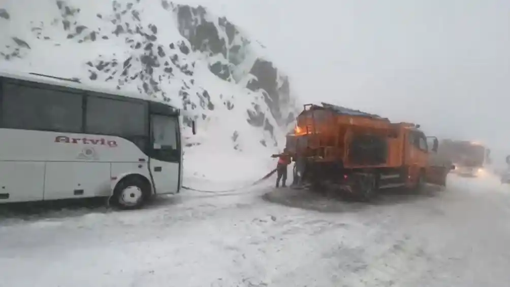 Ağır tonajlı araçlar yolda kaldı, Artvin-Ardahan yolu ulaşıma kapandı
