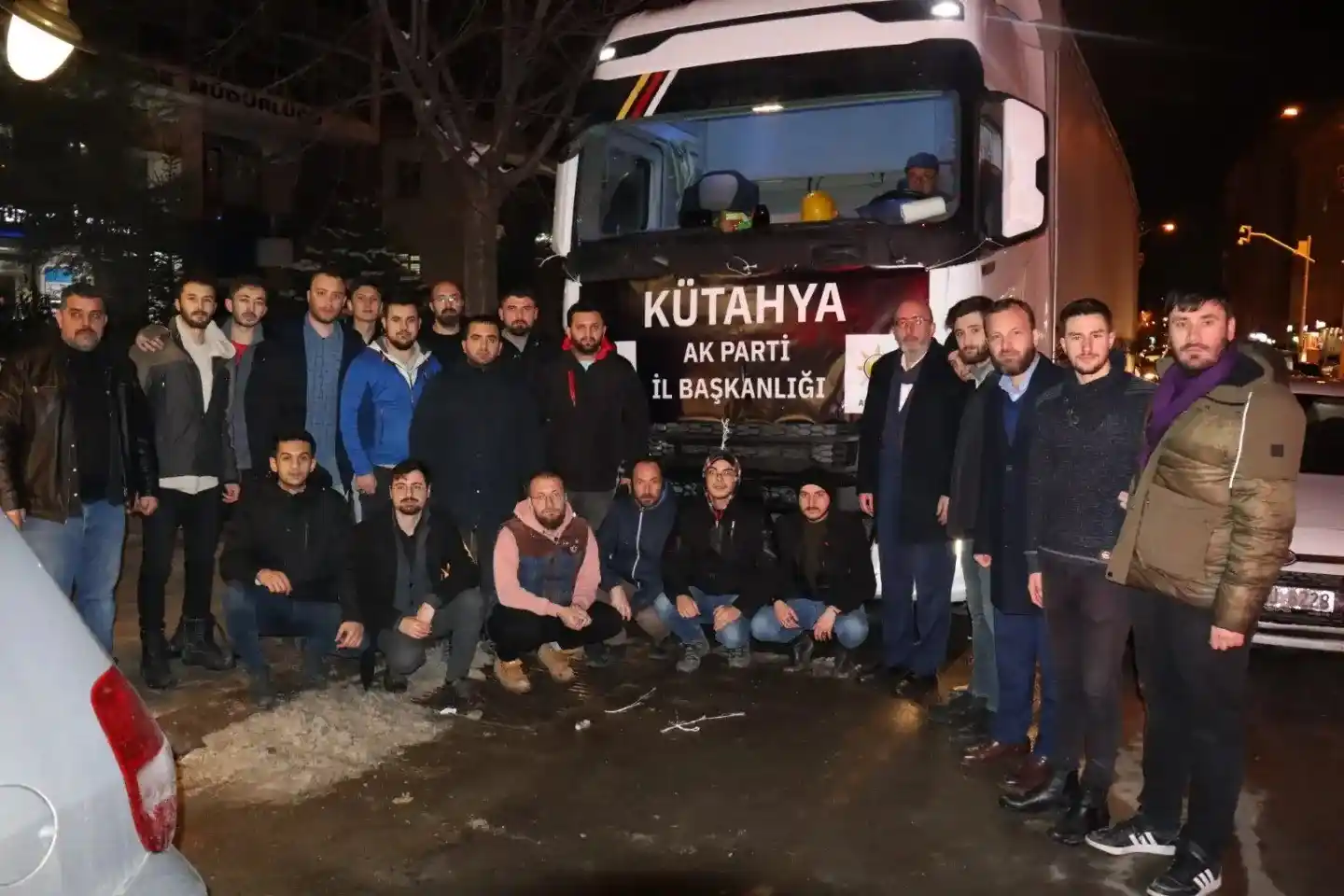 AK Parti Kütahya İl Başkanlığı, Hatay'a malzeme ve erzak yüklü 2 tır gönderdi
