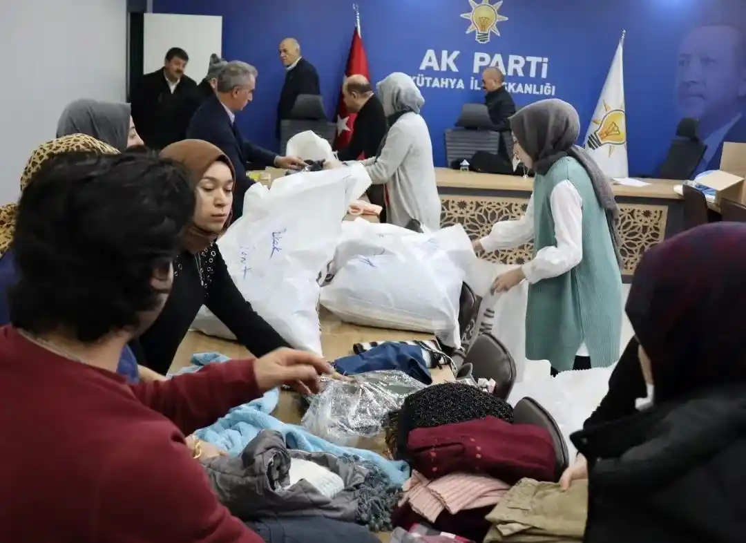 AK Parti Kütahya İl Başkanlığı, Hatay’a malzeme ve erzak yüklü 2 tır gönderdi
