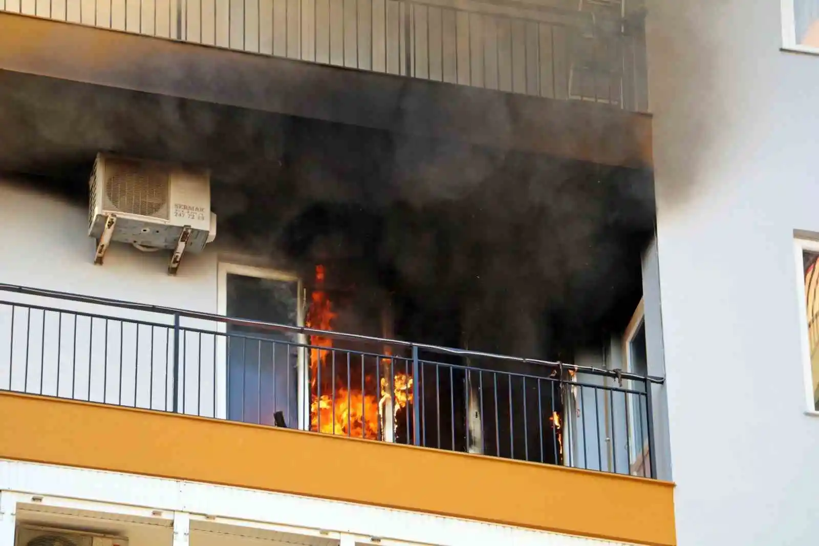 Antalya’da apartman sakinlerini sokağa döken yangın
