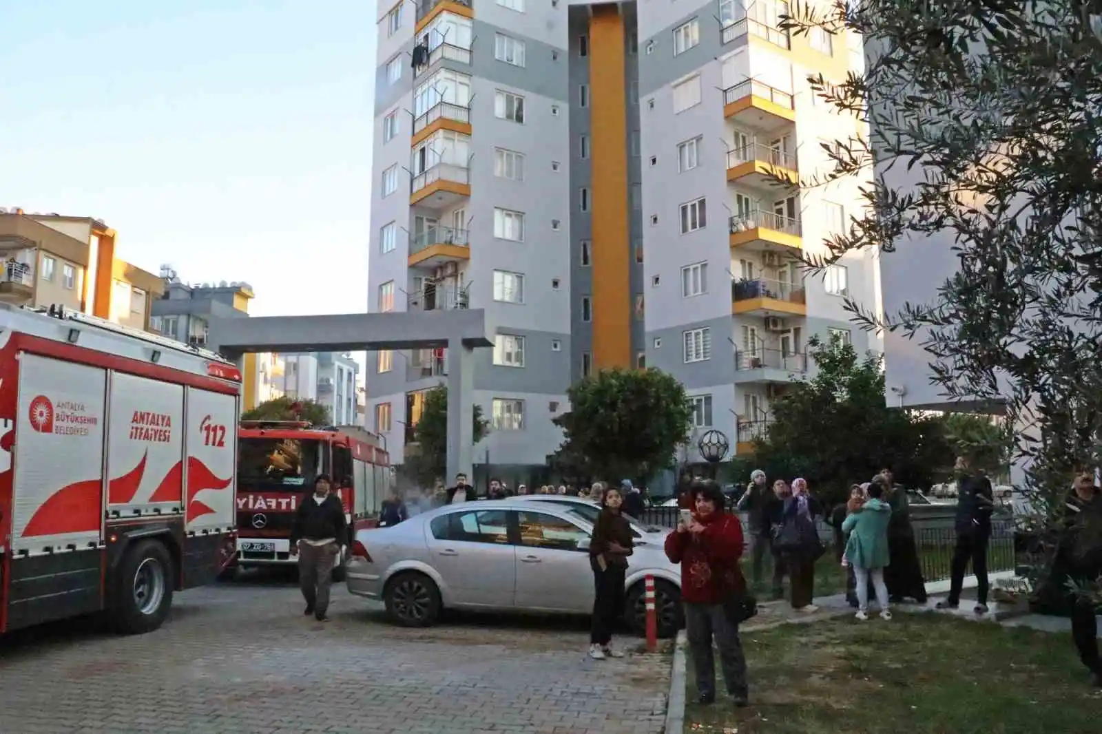 Antalya’da apartman sakinlerini sokağa döken yangın
