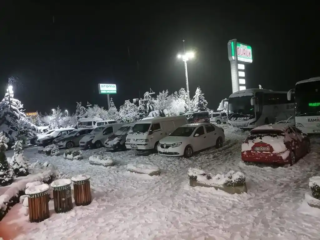 Antalya-Konya Kara Yolu’nda yüzlerce araç yolun açılmasını bekliyor
