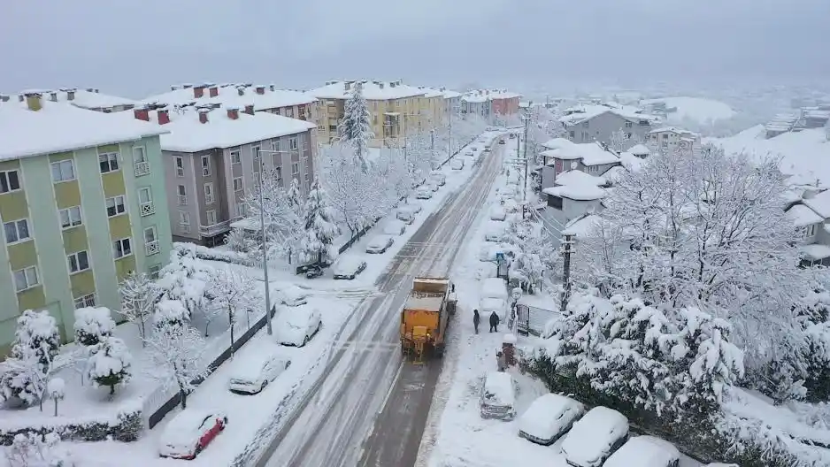 Başiskele'de karla mücadele devam ediyor
