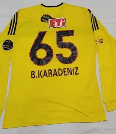 Batuhan Karadeniz'den depremzedelere Eskişehirspor formalı destek
