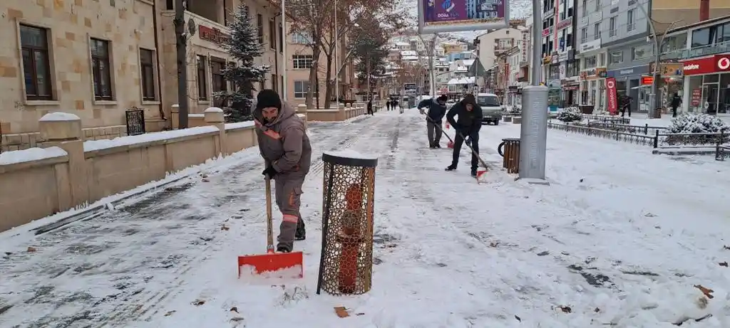 Bayburt Belediyesinin yoğun kar mesaisi devam ediyor
