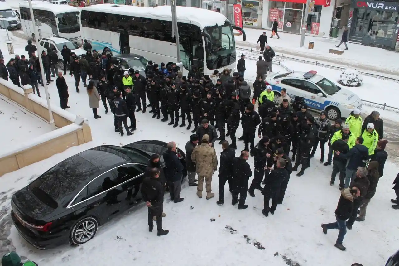 Bayburt Emniyetinden destek gecikmedi: 55 polis deprem bölgesine uğurlandı
