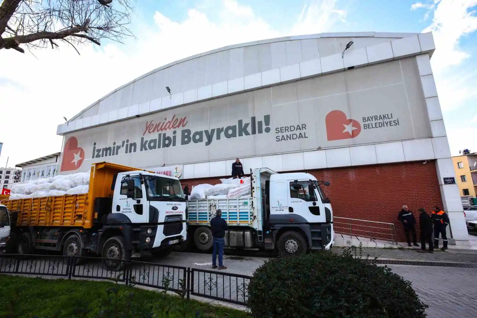 Bayraklı’da büyük deprem dayanışması
