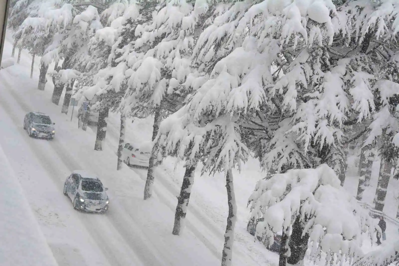 Bitlis'te kar kalınlığı 2 metreye ulaştı
