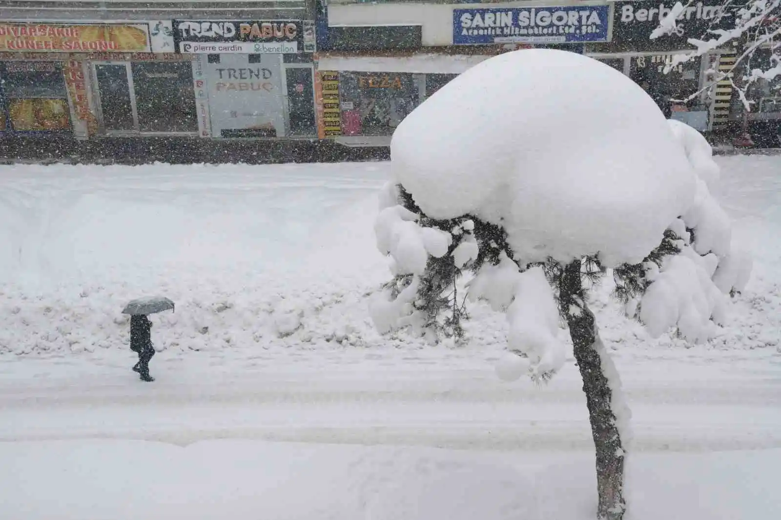 Bitlis’te kar kalınlığı 2 metreye ulaştı
