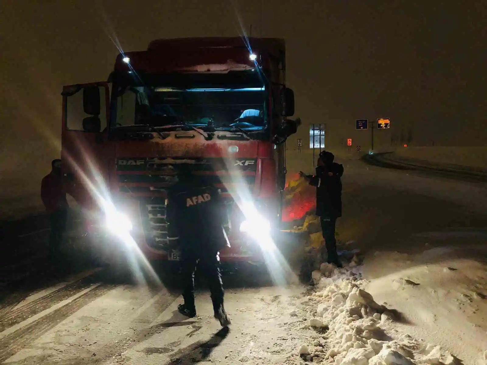 Bitlis'te yolda kalanların imdadına AFAD ve Kızılay yetişti
