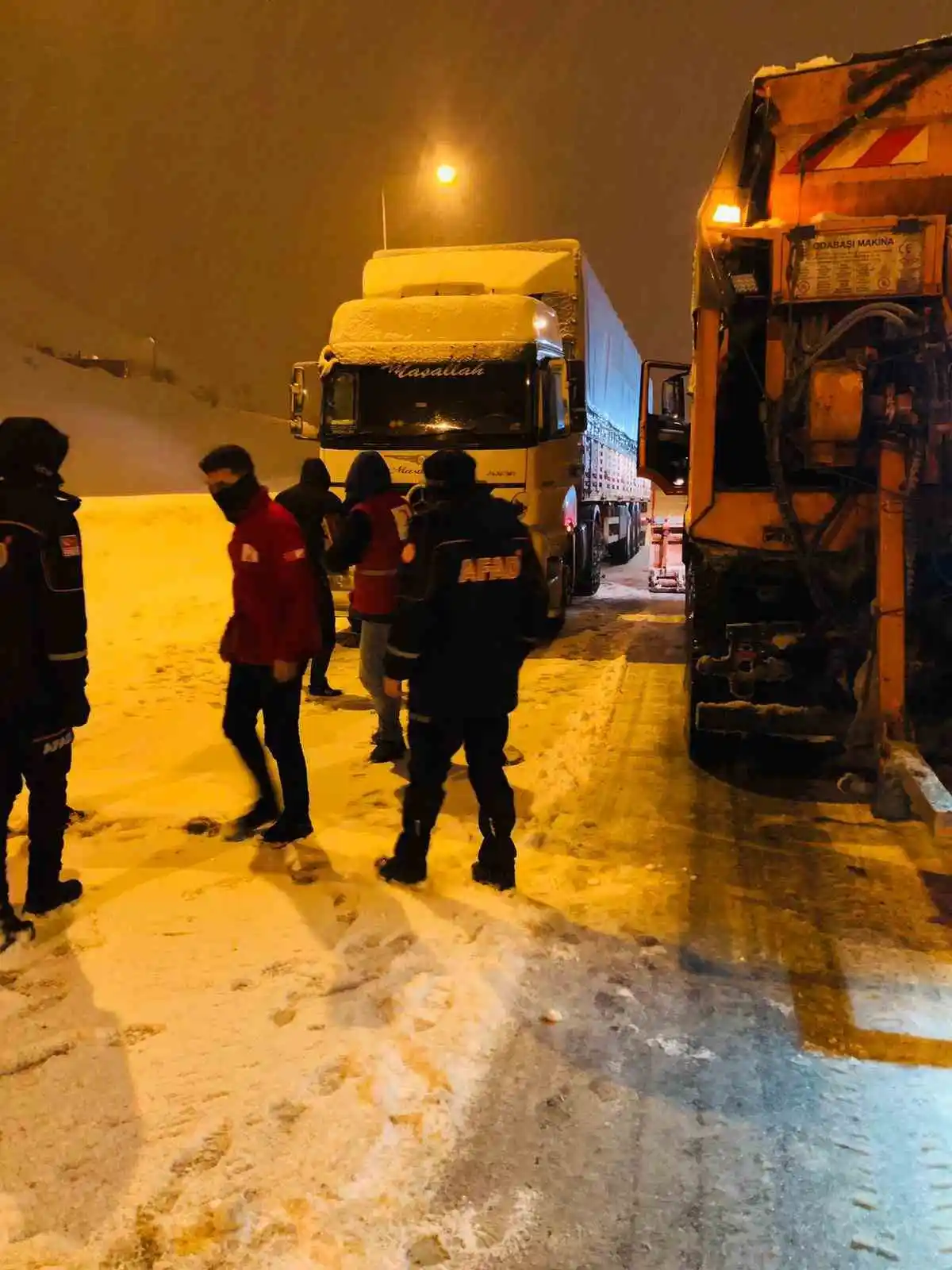 Bitlis’te yolda kalanların imdadına AFAD ve Kızılay yetişti
