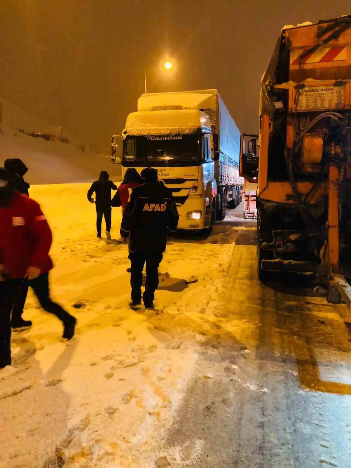 Bitlis’te yolda kalanların imdadına AFAD ve Kızılay yetişti
