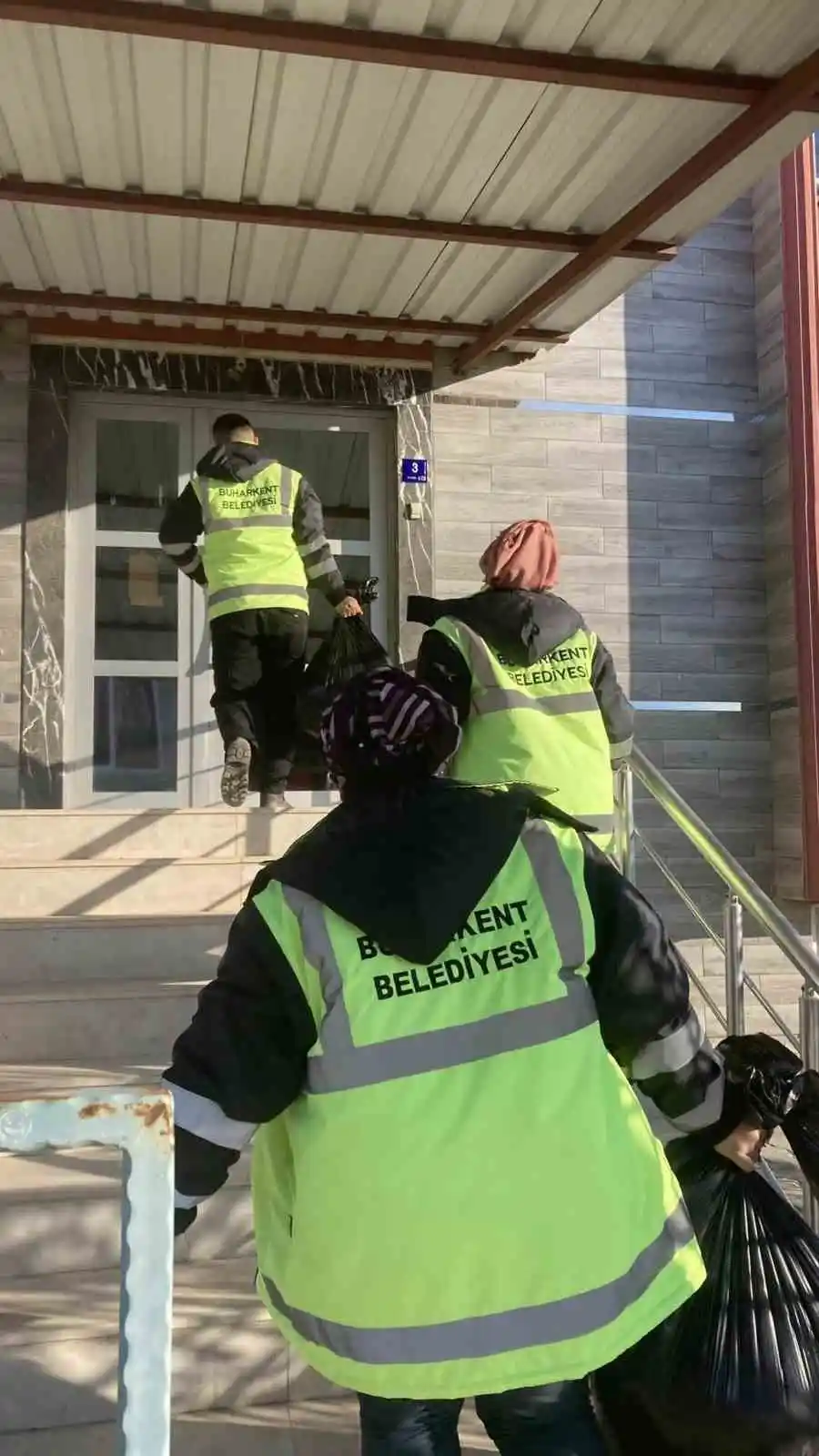 Buharkent Belediyesi ekipleri ilçedeki evleri depremzedeler için hazırlıyor
