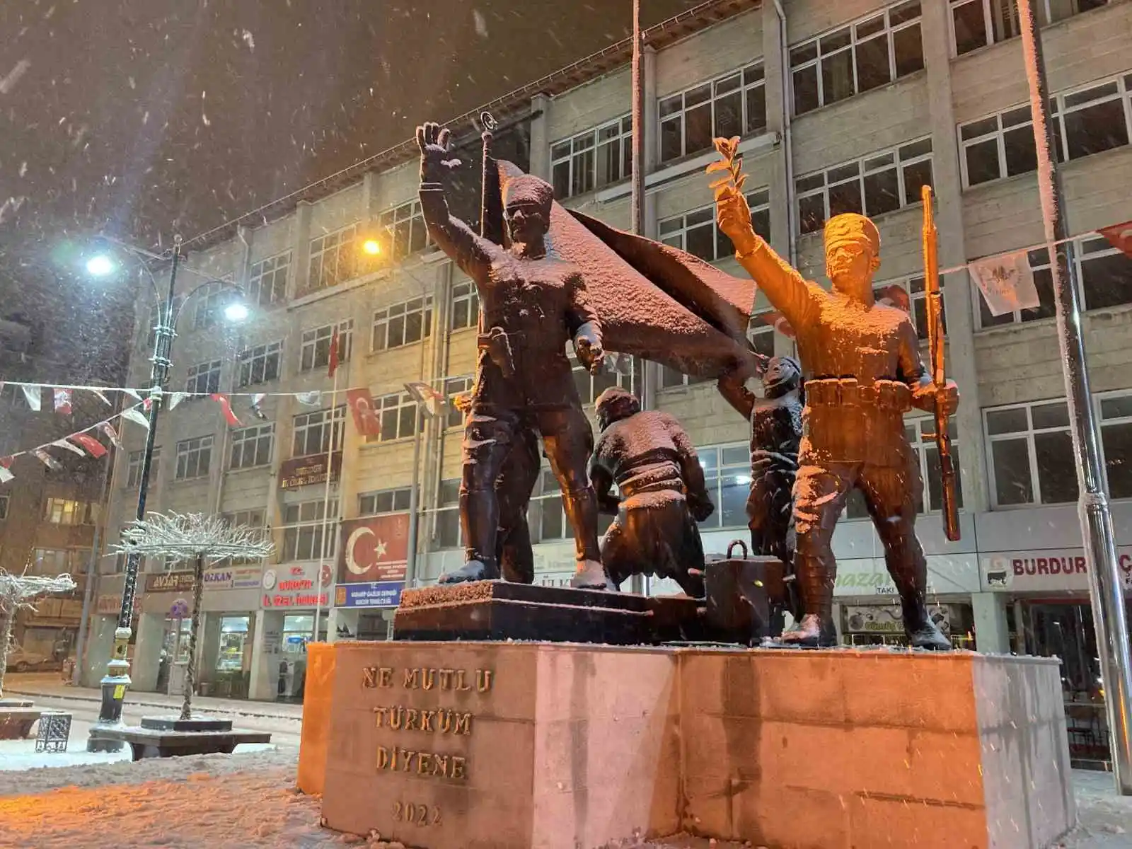 Burdur’da beklenen kar yağdı, öğrenciler sokağa döküldü
